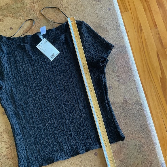 H&M Black Crinkle Textured Off-Shoulder top - Picture 4 of 6